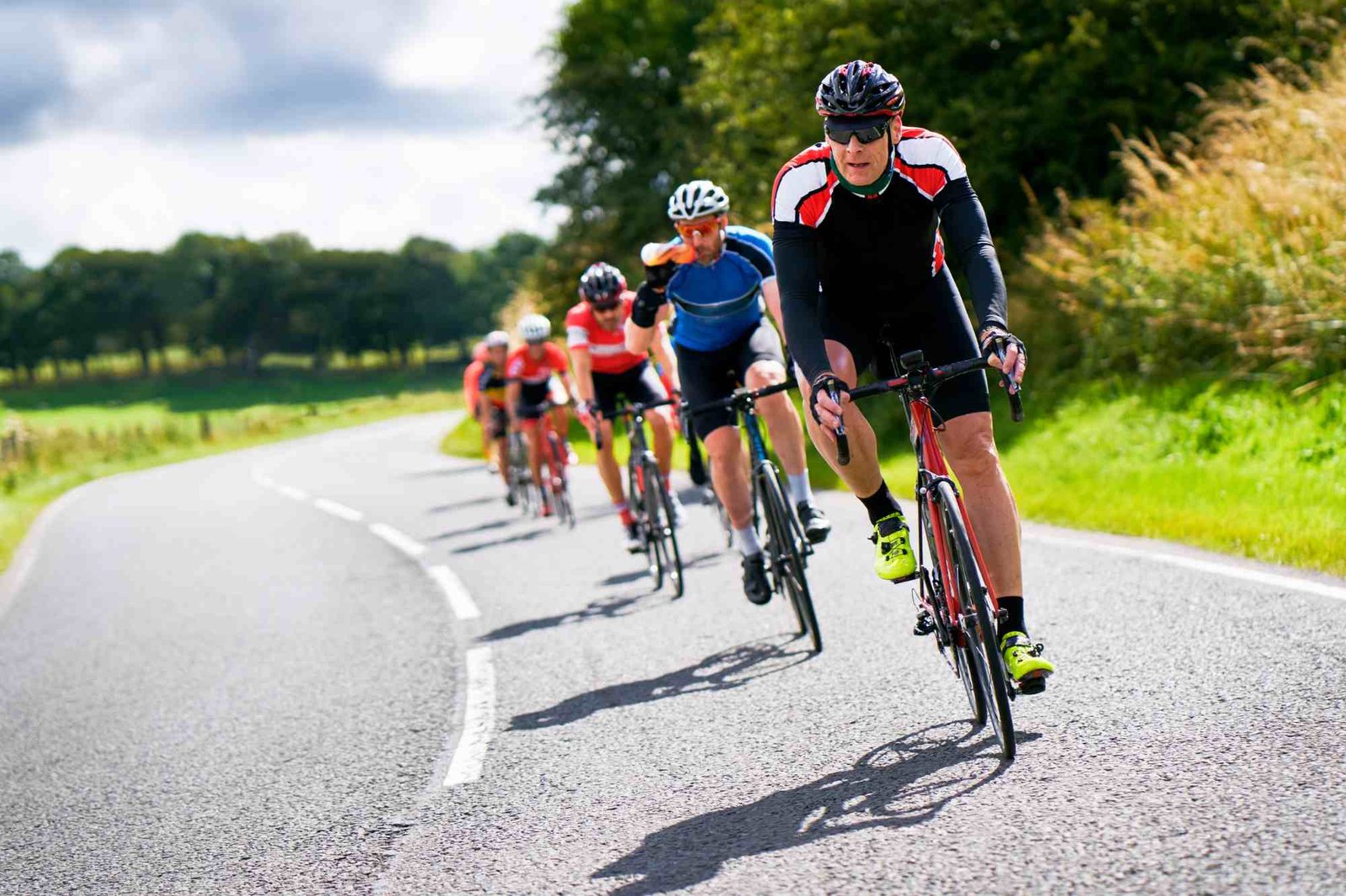 MAXIMIZAMOS-Como-deben-circular-los-ciclistas-en-carretera