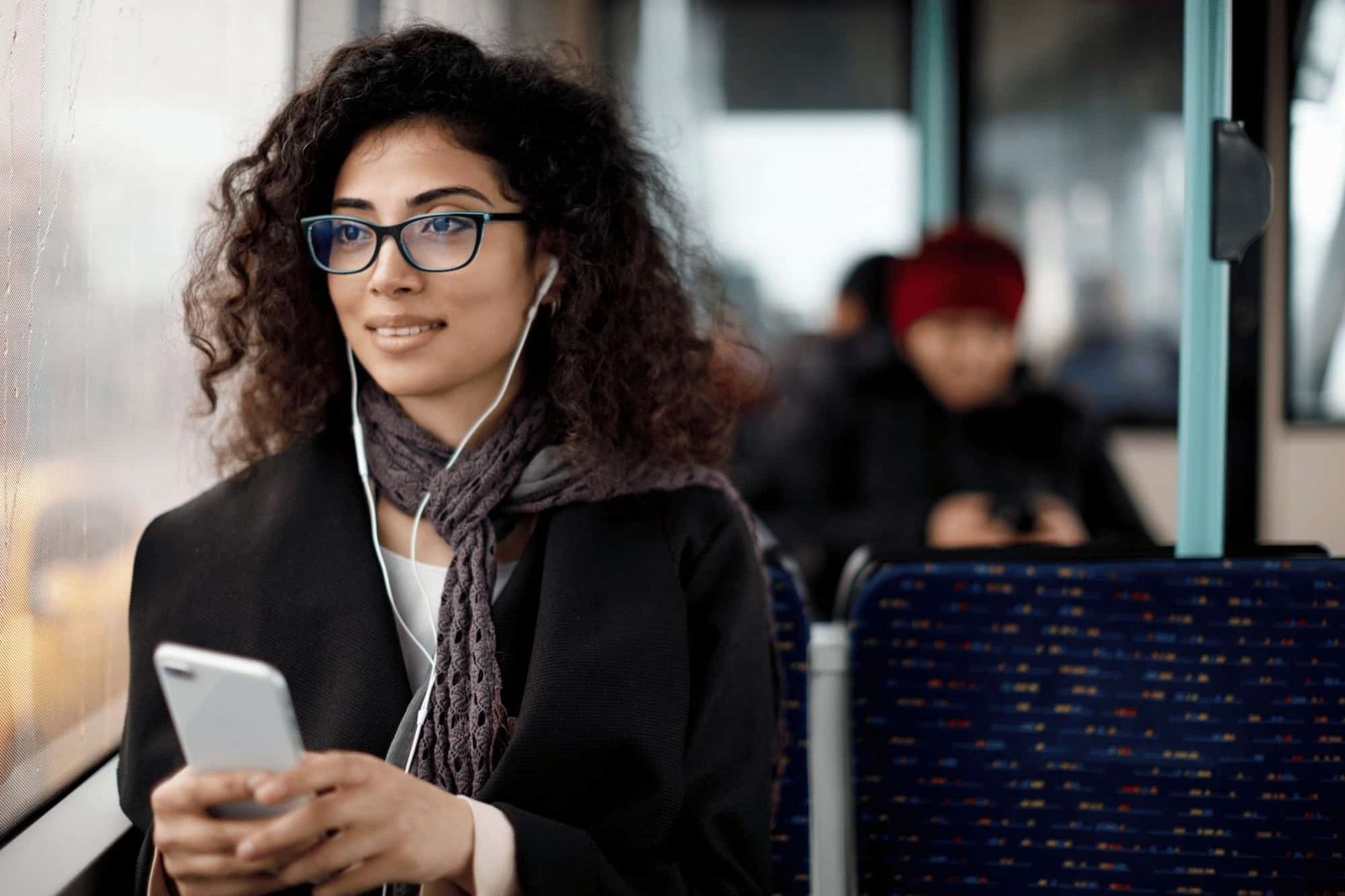 Cómo ir en transporte público - usar auriculares - maximizamos